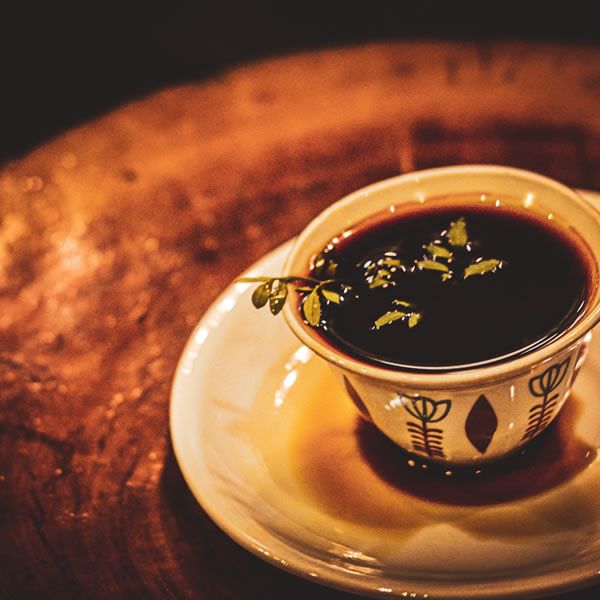 La ceremonia del café en Eritrea y Etiopía es más que preparar y beber café; es una tradición ancestral de hospitalidad, comunidad y respeto.